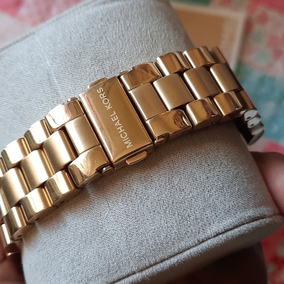 Michael Kors Runway Quartz Stainless Steel Bracelet Watch - Picture 4 of 5